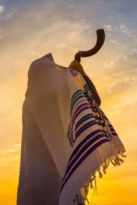 A man in a tallit, a Jewish prayer shawl, blowing the shofar. (Image: Adobe Stock/John Theodor) Yom Teruah, Happy Rosh Hashanah, Jewish New Year, High Holidays, Rosh Hashana, Yom Kippur, New Year 2022, Gods Glory, Jewish People