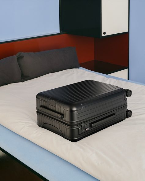 Rimowa Essential Cabin, Rimowa Black, Test Aesthetic, Rimowa Cabin, Black Rimowa, Rimowa Essential, German Design, Design History, Luggage Sets