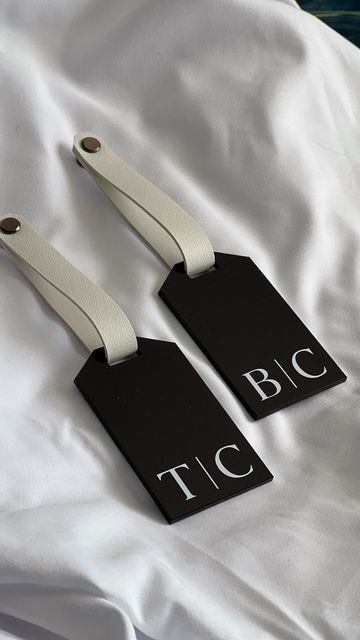 𝐕𝐢𝐯𝐢𝐞𝐧𝐧𝐞 | 𝐒𝐈𝐆𝐍𝐒 𝑏𝑦 𝐕𝐈𝐕 on Instagram: "🖤 Take a little peice of your Wedding with you when you travel with luggage tags that match your wedding signage! A little gift to say thank you for choosing me! #luggagetag #customluggagetags #acrylicluggagetags #weddinggiftideas #weddingsignage" Luggage Tag Cricut, Luggage Tag, Acrylic Luggage Tag Wedding, Destination Wedding Luggage Tags, Bridesmaid Luggage Tag, Luggage Tag Designs, Best Travel Luggage, Luggage Tags Diy, Baggage Tags