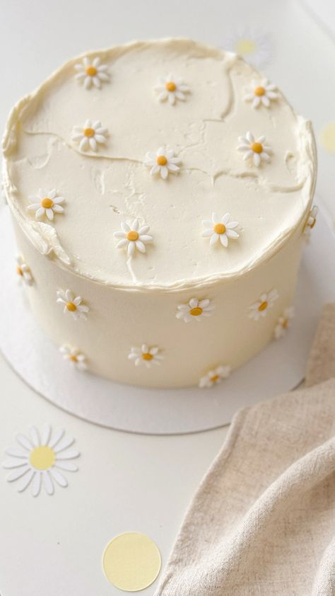 Easy Flower Birthday Cake, Birthday Cake Margarita, Birthday Cake Daisy, Margarita Birthday Cake, 31 Birthday Cake, Daisy Cake Birthday, Cake Daisies, Birthday Cake At Home, Daisy Birthday Cake