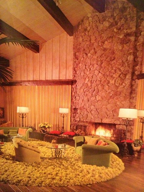 Rock fireplace 60s Interior Design, 1960s Living Room, 70’s House, 1970s Interior Design, 70s Living Room, Retro Homes, 60s Interior, 70s Interior Design, 80s Interior Design