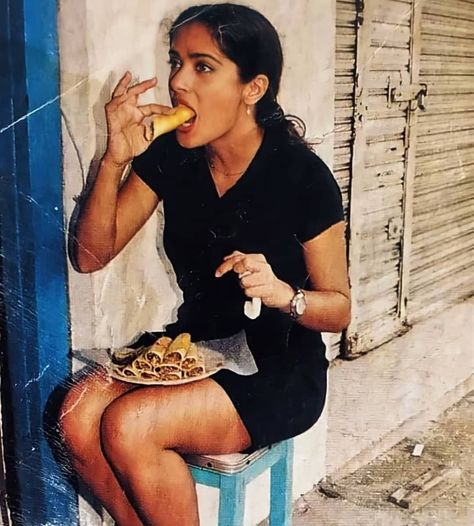 nostalgia baby 🕊 on Instagram: “salma hayek eating tacos in mexico, 1995 🌮” Latina Culture, Latina Vibes, Salma Hayek Style, Latina Aesthetic, Selma Hayek, Eating Tacos, Elizabeth Hurley, Michelle Rodriguez, Farrah Fawcett