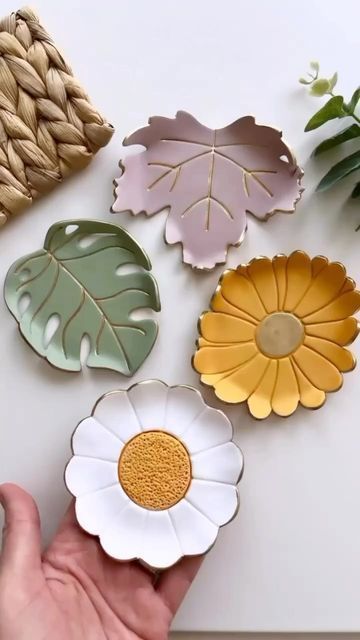 Air Dry Clay Coasters, Clay Coasters, Diy Pottery Painting, Beginner Pottery, Clay Plates, Diy Air Dry Clay, Air Dry Clay Projects, Handmade Plates, Clay Diy Projects