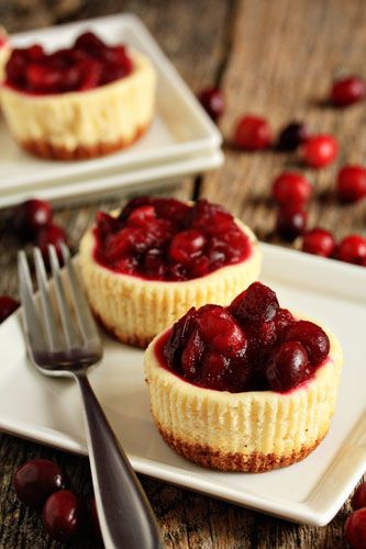 the perfect mini cheesecake Individual Cheesecake Recipes, Individual Cheesecakes, Brownie Desserts, Mini Cheesecakes, Think Food, Yummy Sweets, Cranberry Sauce, Food Cakes, Eat Dessert