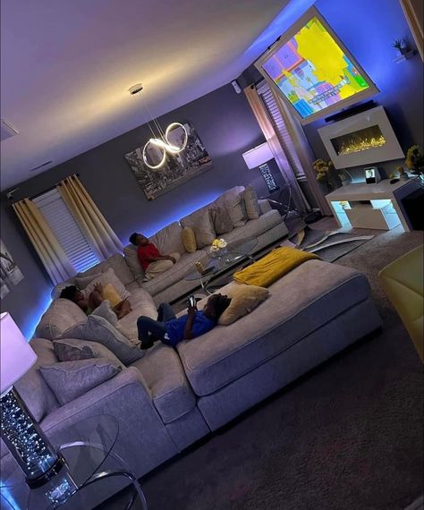 Living Room Designs Baddie, Living Room Inspiration Family, His And Hers Room Ideas, Couples House Decor, Young Adult Living Room Ideas, Normal Living Rooms, Teenage Apartment, Teen Living Room Ideas, Beige Room Decor