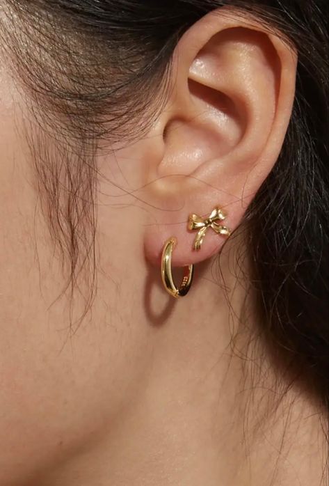 Double Gold Piercing, Good Ear Piercings, Earrings For Doubles, Earrings Inspiration Gold, Gold Earrings Combination, Ear Piercing Styling Gold, Earring Inspiration Gold, Ear Earrings Piercings, Gold Earring Stack Aesthetic