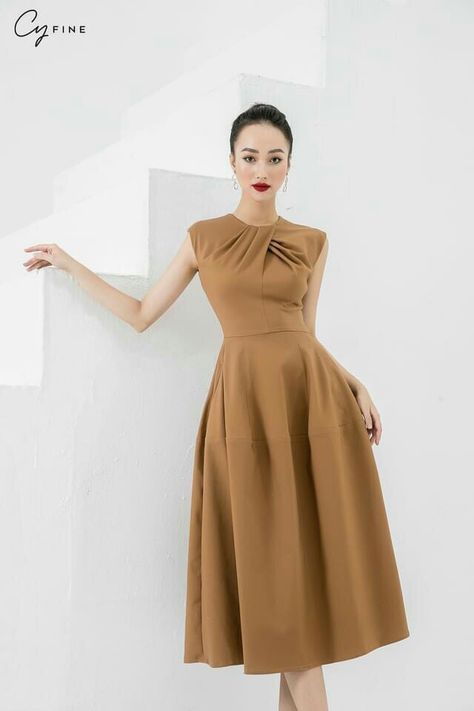 Dress 2023 Trend, Luxury Structured A-line Midi Dress, Soft Dresses, Purple Fashion Casual, Fashion Design Patterns, Tailored Dress, Classy Work Outfits, Dreamy Dress, Western Dresses