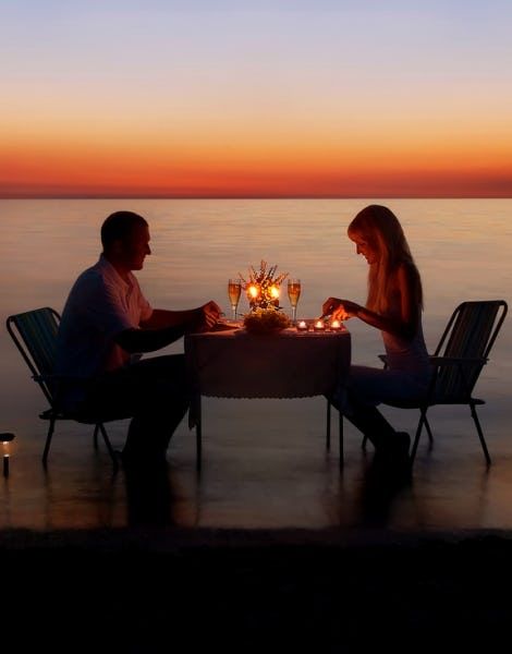 Candle Light Dinner Romantic Couple, Maldives Honeymoon Package, Best Romantic Getaways, Romantic Candle Light Dinner, Romantic Questions, Beach Dinner, Romantic Candlelight, Romantic Ideas, Romantic Things To Do