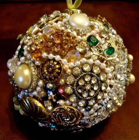 Jewelry Christmas ball ornament - WonderfulDIY.com Old Jewelry Crafts, Costume Jewelry Crafts, Vintage Jewelry Diy, Diy Jewelry To Sell, Vintage Jewelry Ideas, Diy Jewelry Rings, Vintage Jewelry Repurposed, Jeweled Christmas, Diy Jewelry Holder