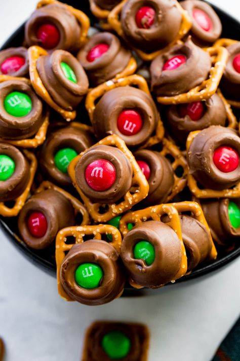 I had these cute little Christmas Rolo M&M Pretzels years and years ago and I absolutely fell in love with them. They are so simple but they are addicting! #snacks #pretzels #chocolate #christmas #neighborgifts #easyrecipe #easydessert #easysnack Pretzel Hershey Kiss M&m Rolo, Square Pretzels With Rolos, Desserts With Rolos, Pretzel Rolo M&m, Pretzel Rolos, Pretzel Roll, Gf Snacks, Rolo Candy, Rolo Pretzels