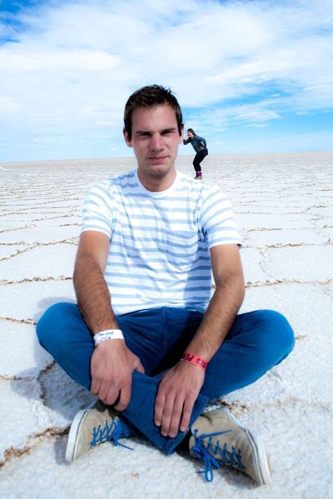 Perspective photos from the Salar de Uyuni 3 Day Salt Flat Tour with Red Planet Expeditions Photo Illusion, Forced Perspective Photography, Animation Photo, Illusion Photography, Funny Photos Ideas, Illusion Photos, Perspective Photos, Salt Flat, Forced Perspective