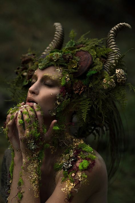 Mother Nature - Emily Teague on Fstoppers Fantasy Magic, Fantasy Photography, Foto Art, Green Witch, Arte Fantasy, 판타지 아트, 영감을 주는 캐릭터, 인물 사진, Model Photography