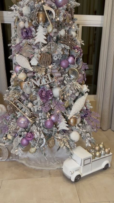 Lavender Christmas Tree Decoration, Lilac Christmas Decorations, Lavender Christmas Decor, Purple And Silver Christmas Tree Ideas, Purple Christmas Tree Ideas, Lilac Christmas Tree, Lavender Christmas Tree, Christmas Tree Purple, Lilac Christmas