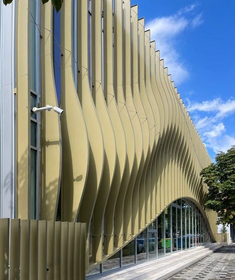 Study and learn without getting bored: The "Sami Frashëri" School Sun Shading Facade, Parametric Facade Design, Parametric Facade, Arch Building, Metal Facade, Facade Architecture Design, Getting Bored, Parametric Architecture, Internal Courtyard