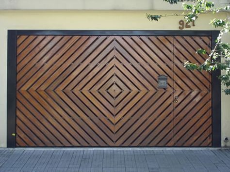 Pagar Modern, Tor Design, Metal Garage Doors, Carriage Garage Doors, Main Gates, Door Makeover Diy, Modern Garage Doors, Garage Door Types, Gate Designs Modern