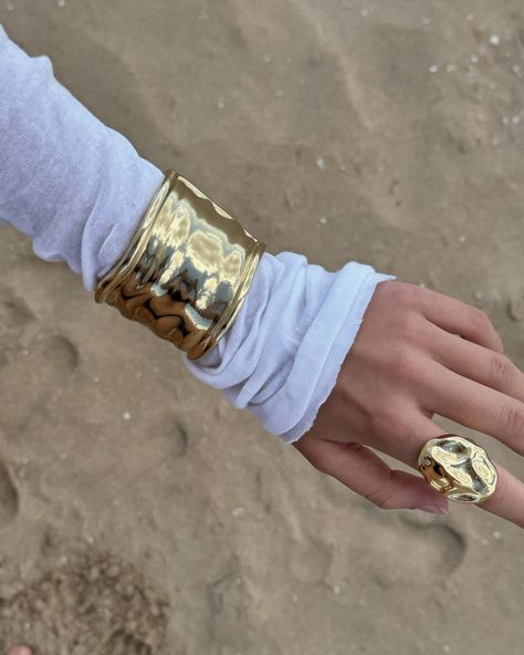 The perfect Cuff Bracelet⭐️ Jewellery Fashion Shoot, Bali Trip, Clean Fits, Gold Cuff Bracelet, Gold Outfit, Halloween Inspo, Gold Bracelet Cuff, Gold Cuffs, Color Analysis