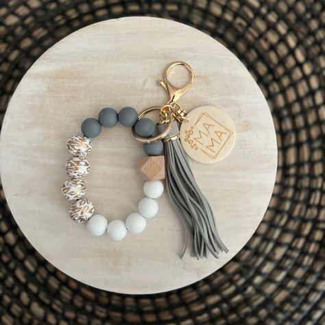 This Wood And Silicon Beaded Mama Keychain Bracelet Is Perfect For Your On The Go Needs. Not Only Do They Keep Your Keys Together But They Also Keep Your Hands Free. This Item Is One Size Fits Most. If You Need Specifications On Sizing, Please Feel Free To Send Me A Message As I Will Guarantee To Get Back To My Customers Within 24 Hours. I Will Ship Within 1 Business Day. Silicone Bead Wristlet Keychain, Keychain Silicone Beads, Cute Beaded Keychains, Diy Silicone Bead Keychain, Silicone Bead Keychain Ideas, Silicone Bead Crafts, Bead Keychain Diy, Clay Bead Keychain, Silicone Keychains