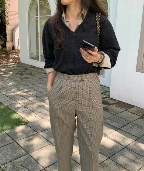 Professional Thrift Outfits, Artistic Business Casual Outfits, Professor Look Women, Women’s Masculine Fashion, Dress Like A Professor, University Professor Outfits, Japanese Fashion Business Casual, Stylish Work Outfits Winter Office Style, Masculine Feminine Outfits For Women