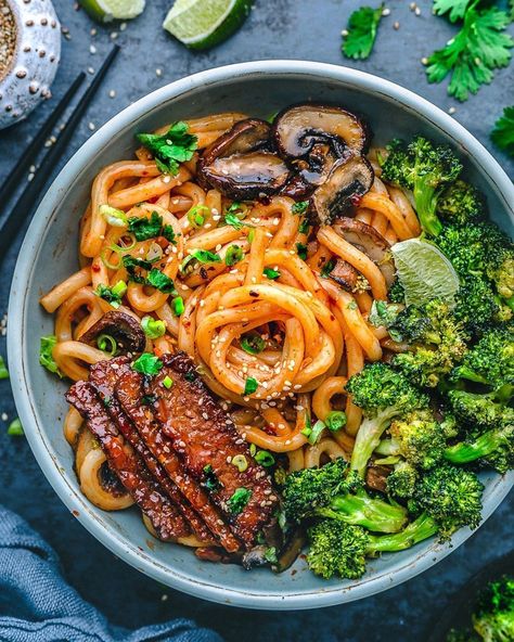 Udon Noodle and Veggie Bowl Vegan Udon Noodles, Vegan Udon, Udon Noodle, Cremini Mushrooms, Veggie Bowl, Noodle Bowl, God Mat, Dinner Options, Broccoli Florets