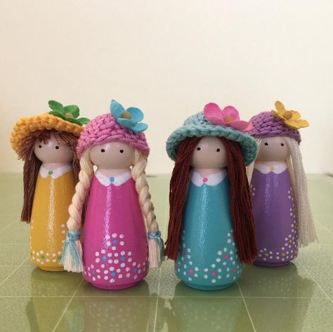 Peg Doll Accessories, Diy Wooden Peg Dolls, Peg Doll Hair, How To Paint Peg Dolls, Peg Dolls Ideas, Spool Dolls, Peg Crafts, Dolly Pegs, Wood Peg Dolls