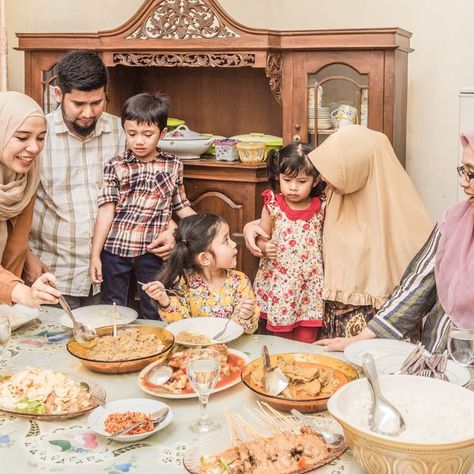 What Is Eid al-Fitr - Family Eating in Dining Room Eid Mubarak Family, Ramadan Photography, Eid Mubarak Family Photo, Ramadan Family, Eid Mubarak All Family, Iftar With Family, Eid Family, Eid Al-fitr, Family Moodboard