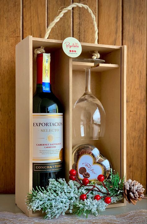 Vinocopachocolates y caja MDF con tapa. Mdf Creative Ideas, Christmas Chocolate Boxes Gift Ideas, Diy Wine Box Ideas, Wine Box Ideas Gift, Wine Box Ideas, Ideas Para Vender En Navidad, Employee Gift Ideas, Positive Work Culture, Wine Gift Box Ideas