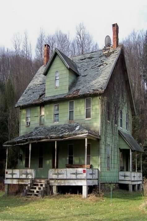 Abandoned Homes, Abandoned Mansions, Abandoned Architecture, Old Abandoned Buildings, Creepy Houses, Old Abandoned Houses, Casa Vintage, Abandoned House, Old Farm Houses