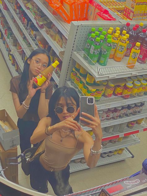 Posing In Grocery Store, Poses In Grocery Store, Grocery Store Aesthetic Friends, Aesthetic Store Pictures, Asian Grocery Store Photoshoot, Grocery Store Photoshoot Friends, Grocery Store Reference, Gen Z Pose Ideas, Grocery Photoshoot Aesthetic