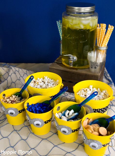 Diy Minion Centerpieces Ideas, Diy Minion Party Decorations, Minion Food Ideas Despicable Me Party, Minion Birthday Centerpieces, Minion Centerpieces Diy, Minion Table Decorations, Minion Birthday Party Food, Minion Food Ideas, Minion Centerpieces Ideas