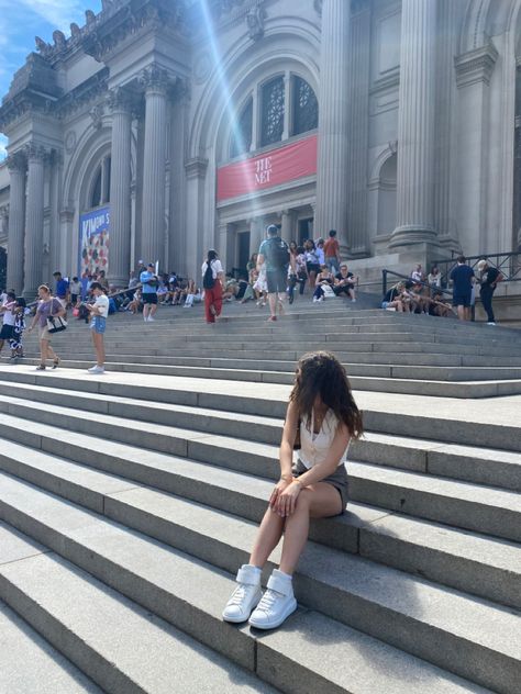 The Met Steps Pictures, New York Selfies Instagram, Side Photos For Instagram, Met Nyc Pictures Ideas, Photos To Take In New York City, Met Pictures Ideas, New York Photo Inspiration, The Met New York, Nyc Photo Spots