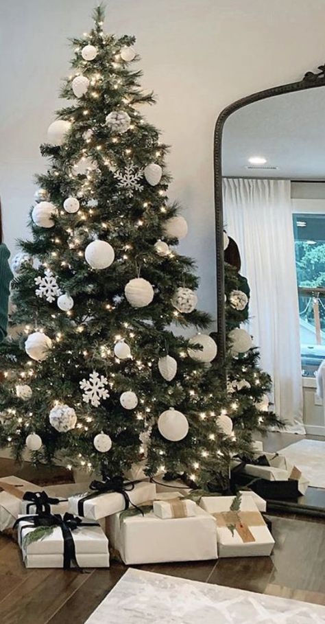 Oasis Decor, Christmas Tree Inspo, Ideas Christmas Tree, Christmas Tree Decorating Themes, Elegant Christmas Trees, Christmas Decor Inspiration, Christmas Tree Inspiration, Christmas Themes Decorations, White Christmas Trees