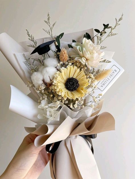 Graduation Flowers Arrangements, Graduation Bouquets Ideas, Simple Graduation Bouquet, Grad Bouquet Ideas For Him, Flower Bouquet Graduation Gift Ideas, Mini Graduation Bouquet, Graduation Pictures With Flower Bouquet, Graduation Flower Bouquet Ideas, Graduation Bouquet Ideas Flowers