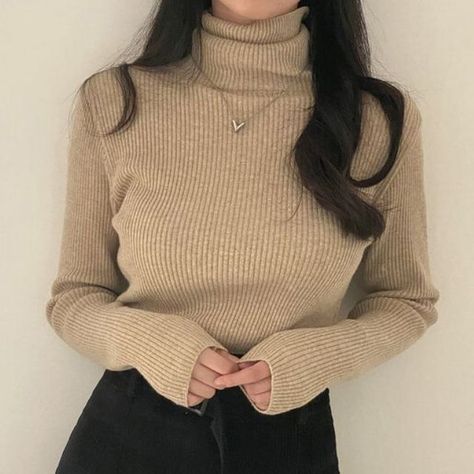 Turtle Neck Sweaters Women, Tan Turtleneck Sweater Outfit, Light Brown Turtleneck Outfit, How To Style Turtle Neck Sweaters, Beige Turtle Neck Outfit, Beige Knit Turtleneck, Turtle Neck Aesthetic Outfit, High Neck Top Outfit Winter, Cute Turtleneck Outfits