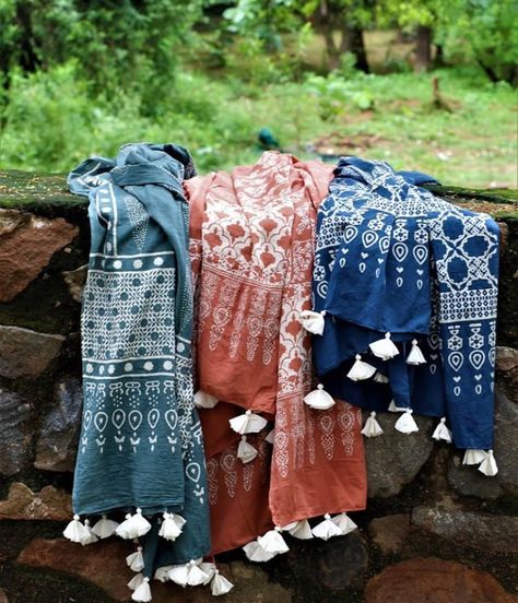 Printed Dupatta Designs Ideas, Cotton Dupatta Designs, Dupatta Designs Ideas, Print Scarf Design, Dupatta Designs, Silk Kurti Designs, Block Print Scarf, Fabric Photography, Silk Kurti