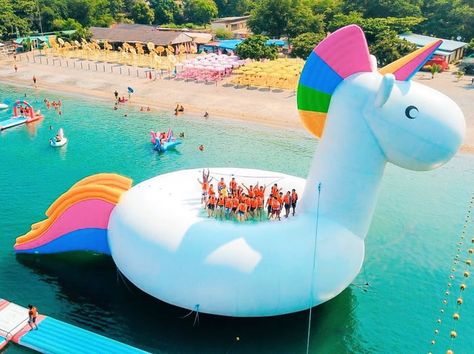 The World's Largest Blow Up Unicorn Is Going To Australia Cute Pool Floats, Summer Pool Floats, Unicorn Island, Inflatable Unicorn, Inflatable Island, Unicorn Float, Cool Pool Floats, Pool Floaties, Pool Floats