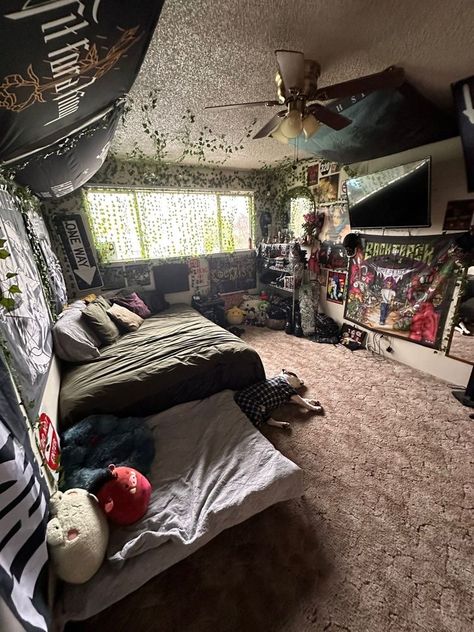 Grunge Bedroom Aesthetic Ideas, Dark Colorful Interior Design, Grunge Apartment Bedroom, Bedroom Idea Board, Cute Grunge Room Ideas, 0.5 Room Pictures, Dark Plant Room Bedrooms, Room Grunge Ideas, Apartment Decorating Grunge