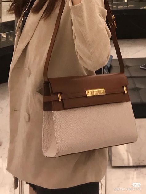 Structured Bag Outfit, 60s Bags, Vintage Fashion Women, Structured Handbags, My Style Bags, Bag Obsession, Structured Bag, Girly Bags, Elegant Bags