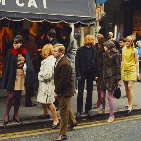 Carnaby Street London, 1960s London, Street Photography People, Tom Cat, Swinging London, London Boutique, 60s And 70s Fashion, Carnaby Street, Mod Girl