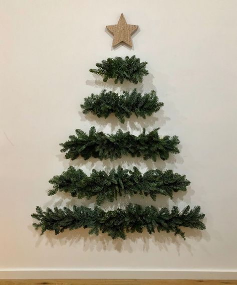 How to make an easy DIY space-saving Christmas tree Wall Christmas Tree, Tree Inspiration, Diy Christmas Tree Topper, Diy Space, Flocked Christmas Trees Decorated, Minimalist Christmas Tree, Alternative Christmas, Alternative Christmas Tree, Christmas Tree Decorations Diy