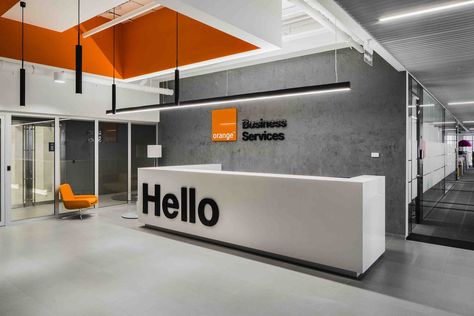 Gallery of Orange Business Services Office / T+T Architects - 6 Reception Desk Design, Office Images, Corporate Office Design, Office Lobby, Office Pictures, Office Space Design, Modern Office Design, Office Branding, Corporate Interiors