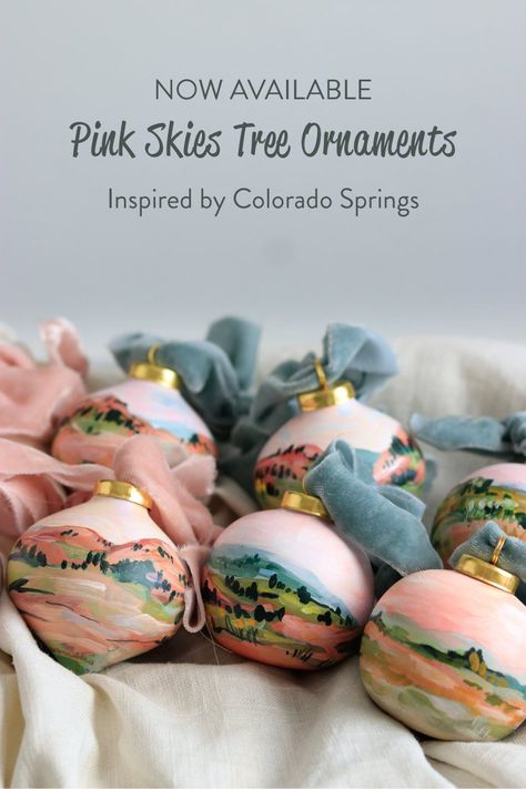 Pretty Ornaments Diy, Artist Christmas Ornaments, Custom Painted Ornaments, Hand Painted Ceramic Christmas Ornaments, Easy Hand Painted Ornaments, Painted Plastic Ornaments, How To Hand Paint Ornaments, Painting Ceramic Ornaments, Painting Old Ornaments