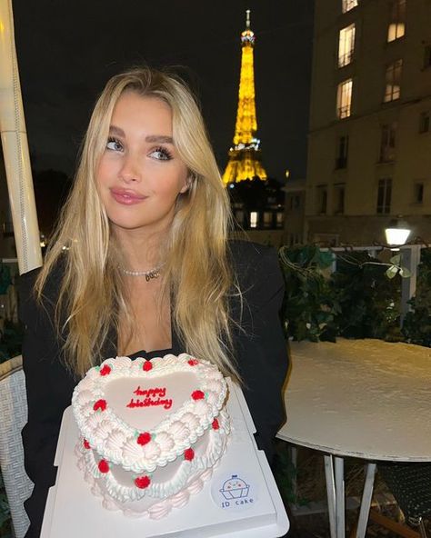 Birthday In Paris Photos, Birthday Photos With Cake, Birthday Cake Picture Ideas, Birthday Instagram Pictures, Cake Pictures Birthday, Photo With Cake, Bday Photo Ideas, Bday Cake Pics, It Girl Birthday