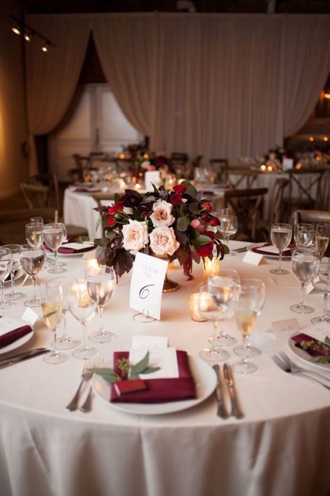 Burgundy Winter Wedding Theme, Burgundy Wedding Centrepiece, Sweetheart Table Burgundy, Dark Red Fall Wedding Theme, Burgundy Winter Wedding Centerpieces, Burgandy Wedding Centerpieces, Winter Dinner Decor, Marry Me Decor Ideas, Christmas Wedding Round Table Decor