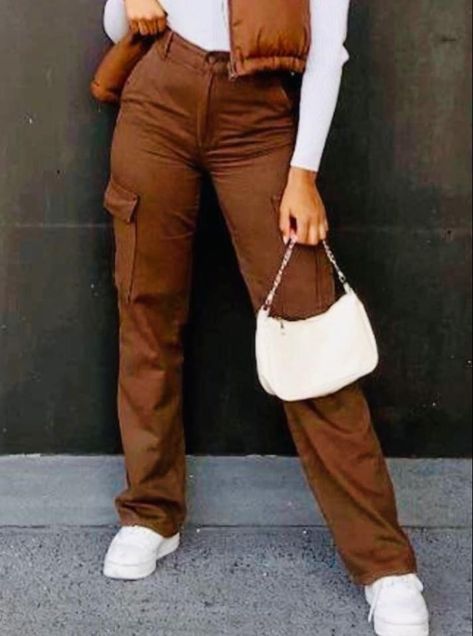 Brown Edgy Outfit, Brown Cargo Pants Outfit Winter, Camel Cargo Pants Outfit, Outfit Con Pantalon Cafe, How To Style Brown Cargo Pants, Outfit Pantalon Marron, Brown Cargo Outfit, Boyfriend Pants Outfit, Jeans Outfit Cute