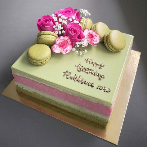 Fresh Flower Cake Decoration, 34 Birthday Cake, Cake With Macarons And Flowers, Square Cake Design Birthdays, Square Cake Designs, 34 Birthday, Square Birthday Cake, Matcha Macarons, Square Cake Design