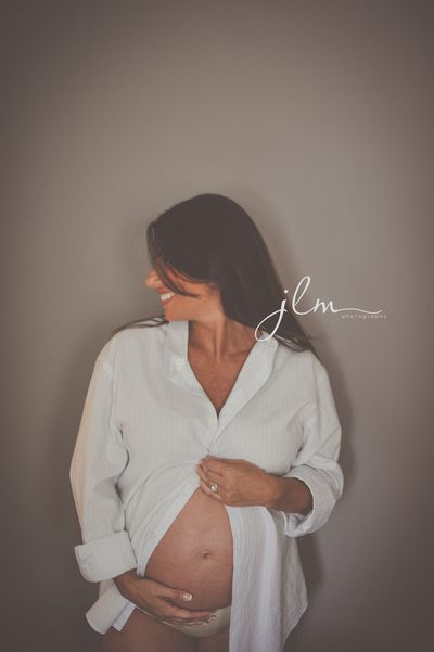 Belly Bump Aesthetic, Maternity Photography Casual Outfit, Maternity Photography Diy Ideas, Pregnant Milk Bath Photos, Maternity Photoshoot Diy, Diy Maternity Photoshoot At Home, Maternity Photography Home Indoor, Maternity Photography Poses At Home, Diy Maternity Photo Shoot Ideas