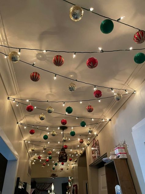 Jul Diy, Christmas Decorations Apartment, Christmas Apartment, Dekor Diy, Christmas Decor Inspiration, Christmas Themes Decorations, Diy Christmas Decorations Easy, Christmas Room Decor, 2024 Christmas