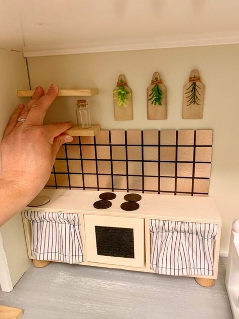 Diy Barbie Refrigerator, Diy Barbie Kitchen Furniture, Diy Doll House Kitchen, Doll House Kitchen Diy, Dollhouse Kitchen Diy, 1 16 Scale Miniatures Diy, Dollhouse Kitchens, Doll House Kitchen, Barbie Crafts Diy