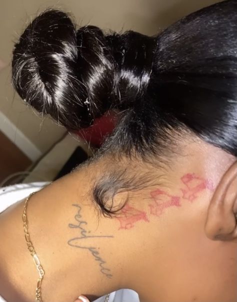 444
angel number tattoo
neck tattoo black girl
bun black girl Herren Hand Tattoos, Girl Neck Tattoos, Side Neck Tattoo, Band Tattoos, Pretty Hand Tattoos, Neck Tattoos Women, Black Girls With Tattoos, Tattoos For Black Skin, Neck Tattoos