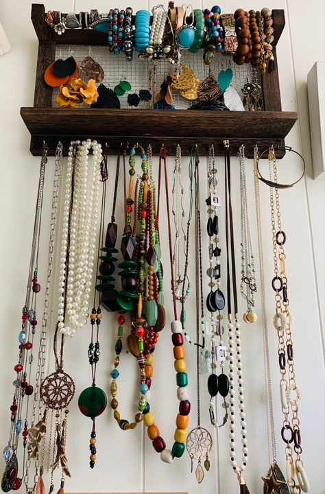 Rustic Wooden Jewerly Shelf Vintage Necklace Holder, Diy Wood Jewelry Holder, Wooden Necklace Holder, Jewellery Stand Diy, Necklace Storage Ideas, Necklace Display Ideas, Necklace Wall Display, Homemade Jewelry Holder, Diy Wooden Shelf